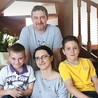– Bez synów nie wyobrażamy sobie życia – przyznają Ewa i Mariusz Krywoszowie.  Na zdjęciu z 11-letnim Adamem i 8-letnim Olkiem.
