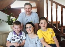– Bez synów nie wyobrażamy sobie życia – przyznają Ewa i Mariusz Krywoszowie.  Na zdjęciu z 11-letnim Adamem i 8-letnim Olkiem.