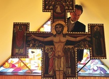 Ks. Wojciech Ignasiak razem z krzyżem KWC odwiedzającym śląskie kościoły. 