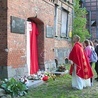 	Na zakończenie pielgrzymki młodzież modliła się przed budynkiem, w którym mieścił się obóz koncentracyjny w Działdowie.