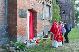 	Na zakończenie pielgrzymki młodzież modliła się przed budynkiem, w którym mieścił się obóz koncentracyjny w Działdowie.