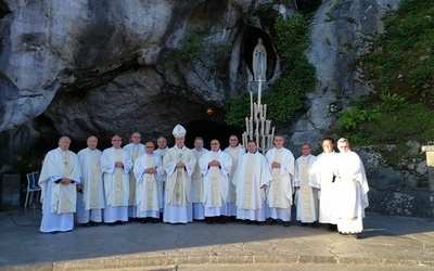 Msza św. w grocie objawień w Lourdes