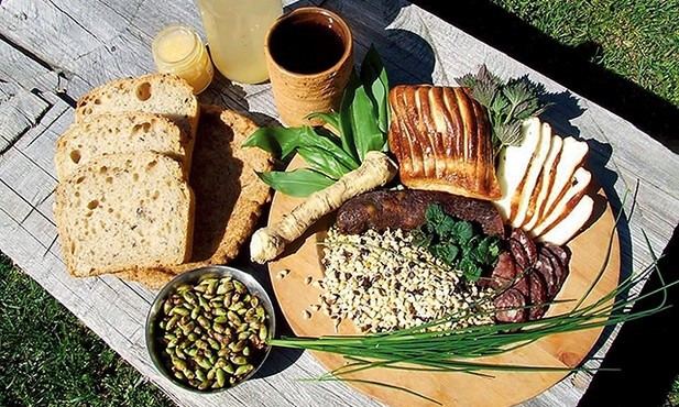 W ofercie targu są zdrowe i ekologiczne specjały, przywożone tu przez regionalnych wytwórców. Szybko znajdują nabywców, którzy równie szybko stają się stałymi klientami.