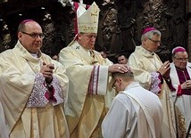 ▼	Abp Józef Kupny prosi wiernych o modlitwę za nowo wyświęconych księży: – Dziś kapłan niczego bardziej nie potrzebuje niż modlitwy za niego – mówi.