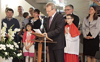 ▲	Henryk Zloch i rodziny Domowego Kościoła podczas jubileuszu.