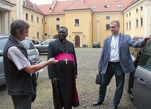 Na dziedzińcu Starego Opactwa w Rudach  (od lewej): ks. Jan Piontek, misjonarz w Togo,  bp Celestin-Marie Gaoua, biskup diecezji Sokodé, i odpowiedzialny za misje w diecezji gliwickiej ks. Maciej Górka.