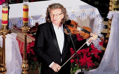 Na koncert „Kolędy  do nieba” w styczniu 2015 r. artysta wpadł, pędząc na koncert w Bielsku-Białej.