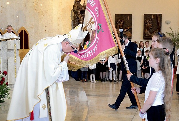 Sztandar szkoły poświęcił bp Andrzej Czaja.