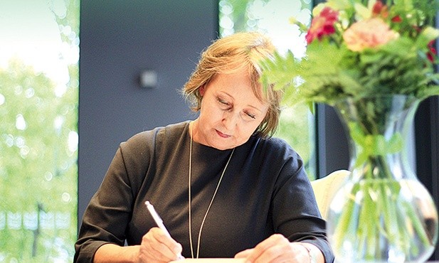 Prof. Małgorzata Marcjanik podczas spotkania z cyklu „Mów  po polsku!” zorganizowanego przez Miejską Bibliotekę Publiczną w Opolu.