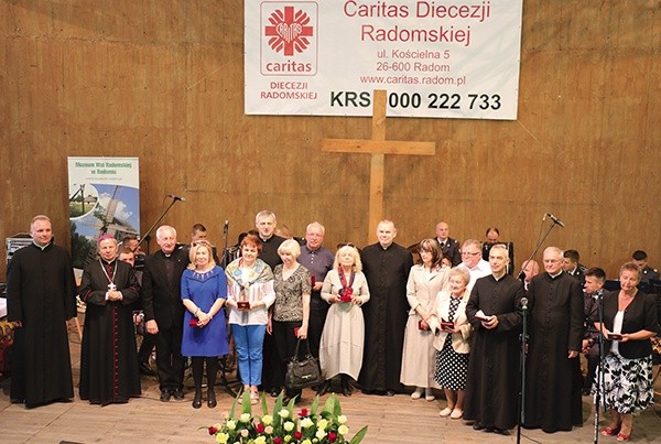 Odznaczenia przyznawane były  za wypełnianie przykazania miłości  Boga i bliźniego. 