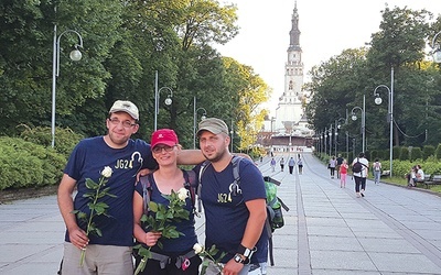 ▲	Troje inicjatorów dobowego pielgrzymowania  na Jasną Górę  przed rokiem – u celu.