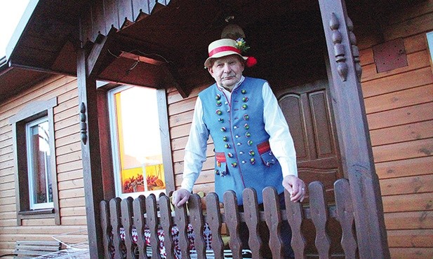 Janusz Błachowicz w stroju dzikowskim na ganku swego domu.