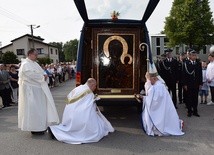 Bp Józef Zawitkowski i ks. Arkadiusz Grodzicki oddają cześć Matce Bożej w jasnogórskim wizerunku