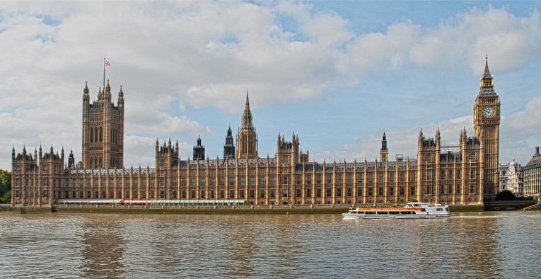 Konserwatyści mogą stracić samodzielną większość w brytyjskim parlamencie