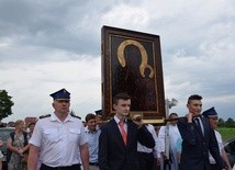 Młodzież z parafii w Mąkolicach niesie ikonę jasnogórską w procesji