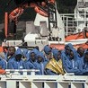 Kwiecień 2017 r. 400 imigrantów z Afryki Subsaharyjskiej uratowanych przez włoską straż przybrzeżną na Morzu Śródziemnym.