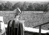8 września 1946 r. prawie milion Polaków stawiło się pod murami Jasnej Góry, by uczestniczyć w akcie zawierzenia narodu polskiego Niepokalanemu Sercu Maryi. Akt zawierzenia odczytał prymas Polski kard. August Hlond.