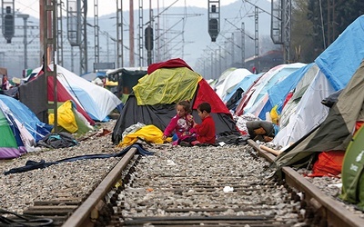 Marzec 2016 r. Zatrzymani przed granicą z Macedonią uchodźcy z Syrii rozbili namioty na torach w pobliżu greckiego miasta Idumeni.