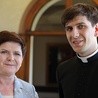 Beata Szydło z synem tuż po prymicyjnej Eucharystii.