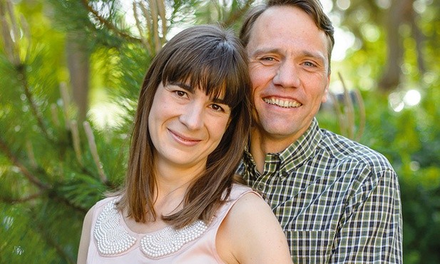 Aleksandra i Tomasz Sulejowie. Aleksandra jest polonistką, na co dzień prowadzi dom. Tomasz – paleontolog, jest kierownikiem Muzeum Ewolucji Instytutu Paleobiologii PAN.