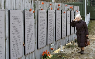 Tablice memorialne z nazwiskami kapłanów zamordowanych w Butowie.