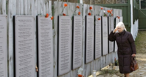 Tablice memorialne z nazwiskami kapłanów zamordowanych w Butowie.