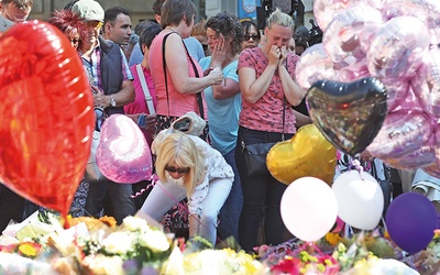 Tydzień po zamachu terrorystycznym plac św. Anny w pobliżu Manchester Arena tonął w kwiatach i zabawkach przynoszonych przez mieszkańców miasta dla uczczenia ofiar.