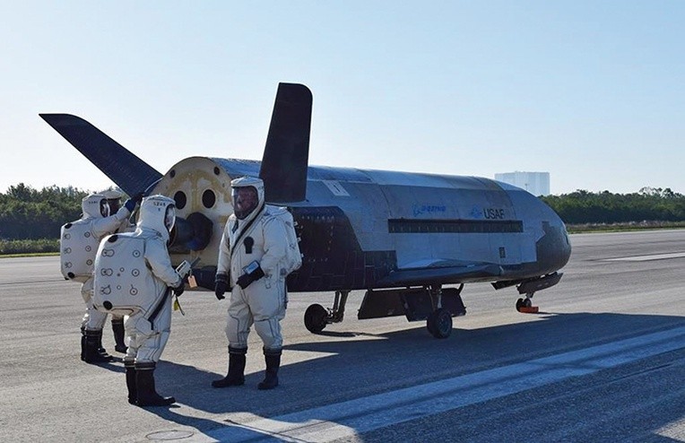 X-37B z wyglądu przypomina prom kosmiczny, ale jest blisko cztery razy mniejszy od niego. Może latać na wysokości nawet 1000 km nad Ziemią.