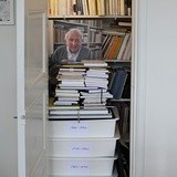 W kuchennej szafce pani Monica przechowuje archiwum męża i jego dużą fotografię.