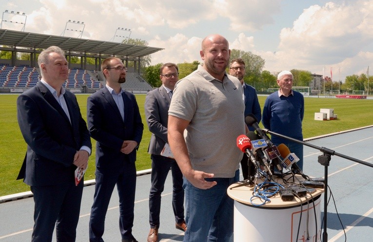 Imprezę promuje Piotr Małachowski, dyskobol, dwukrotny srebrny medalista olimpijski