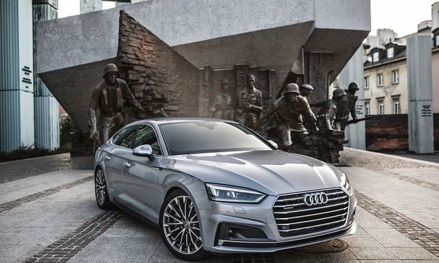 Reklama Audi pod pomnikiem Powstania Warszawskiego - firma przeprasza