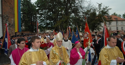 Bp Piotr Libera udaje się w procesji do katedry w czasie swego ingresu jako biskup płocki