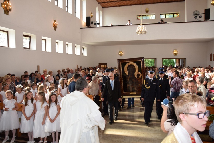 Powitanie ikony MB Częstochowskiej w parafii św. Maksymiliana w Głownie