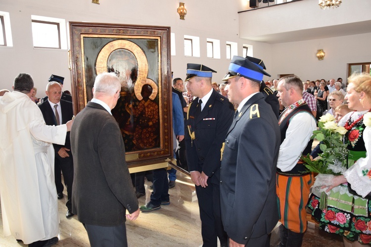 Powitanie ikony MB Częstochowskiej w parafii św. Maksymiliana w Głownie