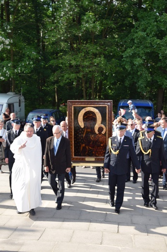 Powitanie ikony MB Częstochowskiej w parafii św. Maksymiliana w Głownie