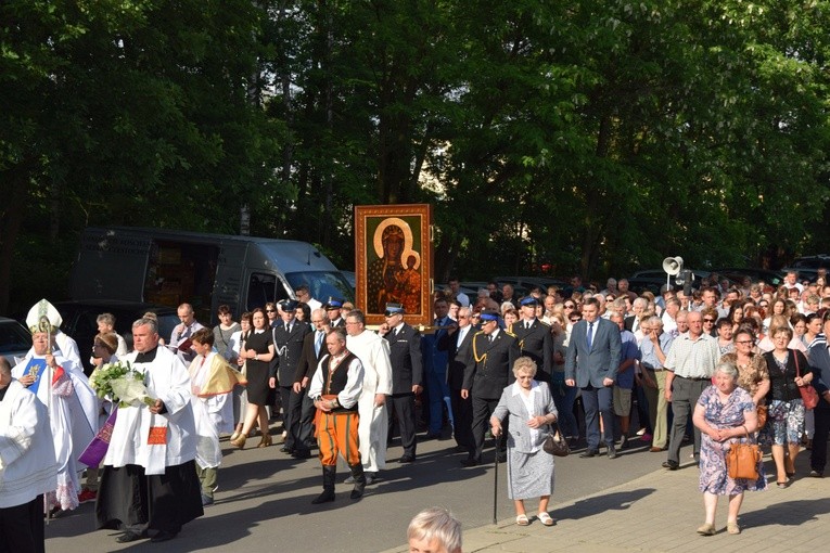 Powitanie ikony MB Częstochowskiej w parafii św. Maksymiliana w Głownie