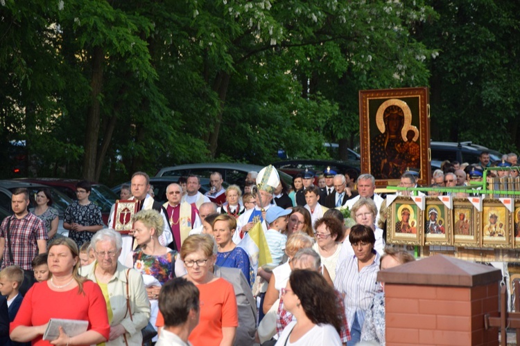 Powitanie ikony MB Częstochowskiej w parafii św. Maksymiliana w Głownie