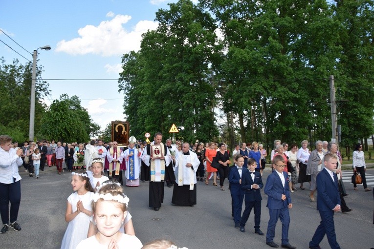 Powitanie ikony MB Częstochowskiej w parafii św. Maksymiliana w Głownie