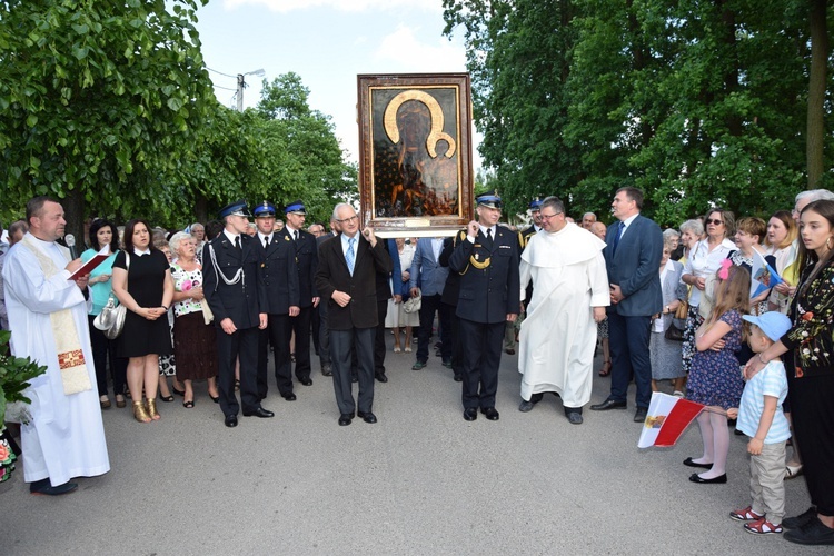 Powitanie ikony MB Częstochowskiej w parafii św. Maksymiliana w Głownie