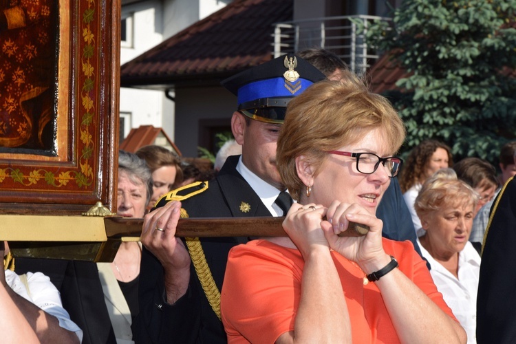 Powitanie ikony MB Częstochowskiej w parafii św. Maksymiliana w Głownie