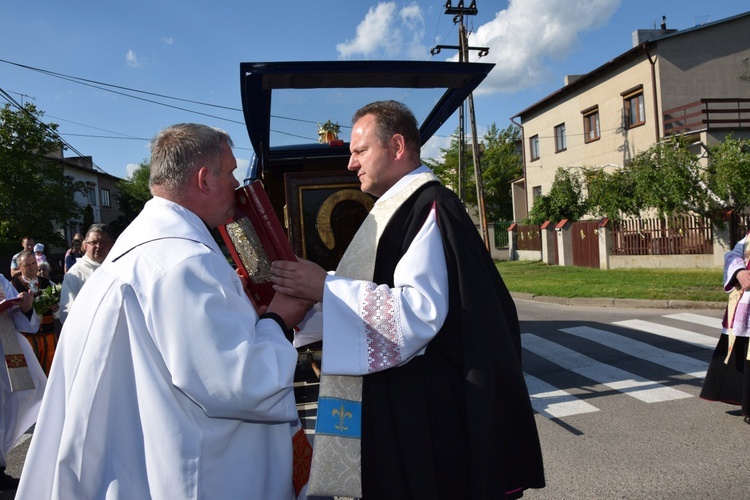 Powitanie ikony MB Częstochowskiej w parafii św. Maksymiliana w Głownie