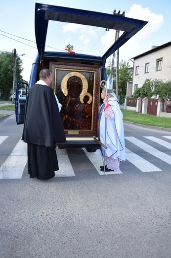 Powitanie ikony MB Częstochowskiej w parafii św. Maksymiliana w Głownie