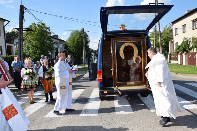 Powitanie ikony MB Częstochowskiej w parafii św. Maksymiliana w Głownie