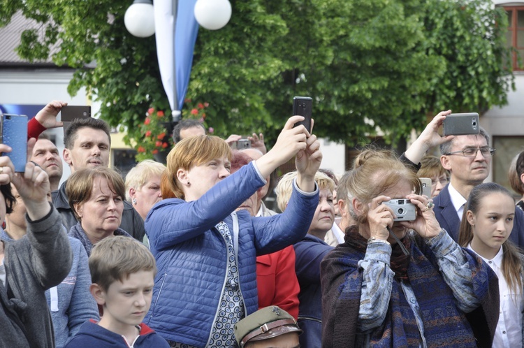 Powitanie ikony MB Częstochowskiej w parafii św. Jakuba w Głownie