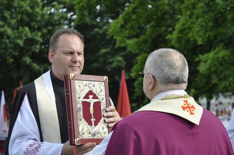 Powitanie ikony MB Częstochowskiej w parafii św. Jakuba w Głownie