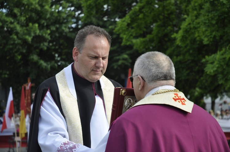 Powitanie ikony MB Częstochowskiej w parafii św. Jakuba w Głownie