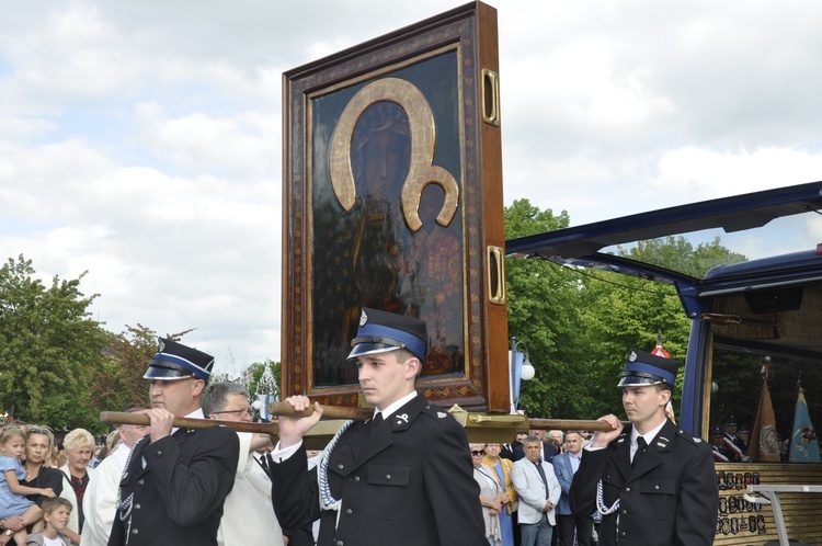 Powitanie ikony MB Częstochowskiej w parafii św. Jakuba w Głownie