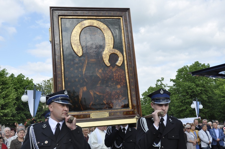 Powitanie ikony MB Częstochowskiej w parafii św. Jakuba w Głownie