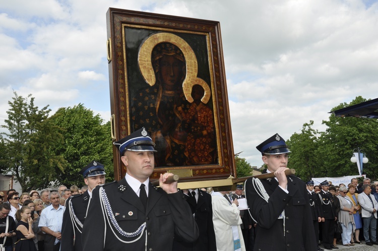 Powitanie ikony MB Częstochowskiej w parafii św. Jakuba w Głownie