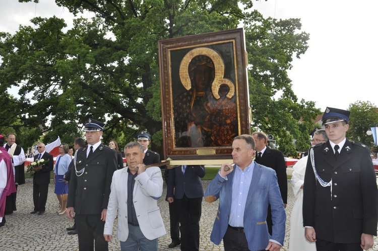 Powitanie ikony MB Częstochowskiej w parafii św. Jakuba w Głownie